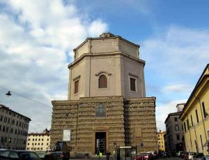 Crollanano calcinacci dalla facciata della chiesa di Santa Caterina