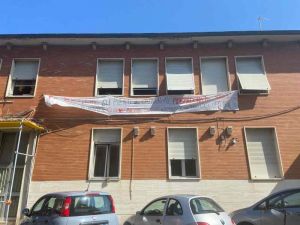 Amianto nell'ex deposito Atl, striscione di protesta degli occupanti durante Hangar Creativi