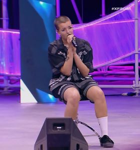 X Factor 2021, la Livornese Febe canta da seduta e incanta i giudici (Video)