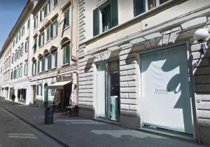 Via Ricasoli: apre il negozio e ci trova il ladro, picchiata 70enne