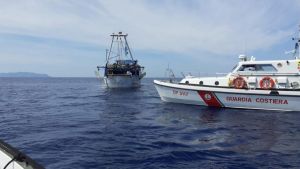 Capraia, fermato peschereccio maltese in pesca nelle acque italiane
