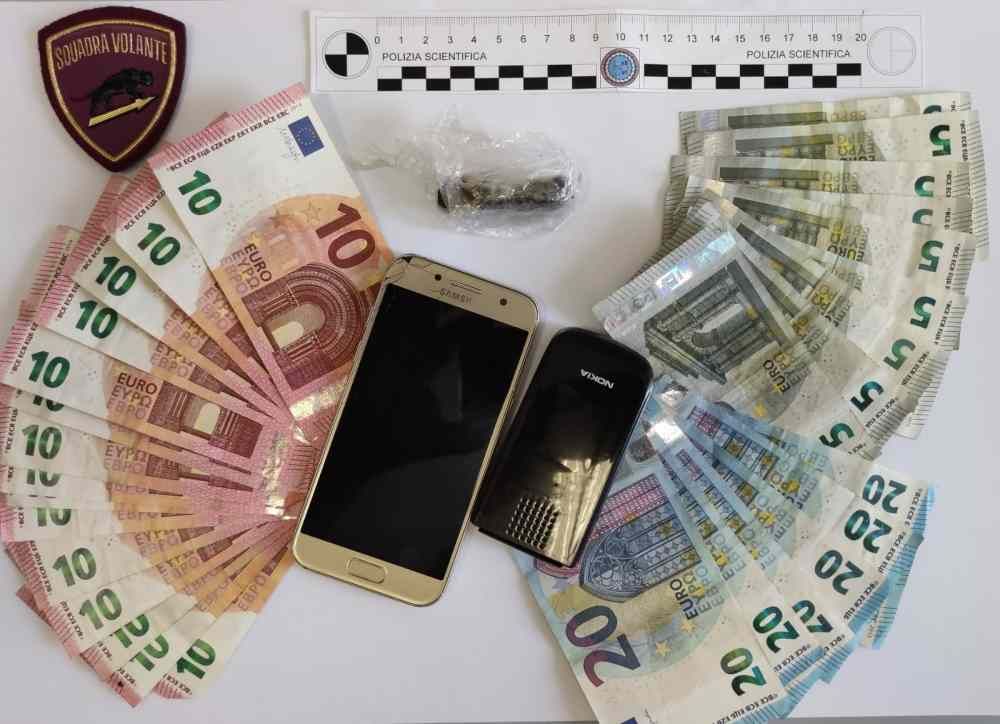 Piazza Garibaldi: aveva soldi e droga, denunciato in stato di libertà