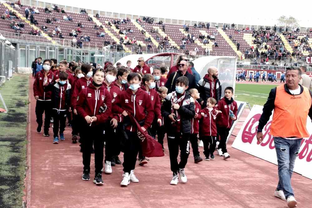 Livorno-Cenaia giro di campo dei bambini delle scuole calcio (Video)