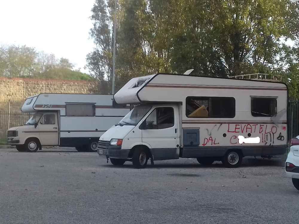 Via Passaponti, domani verrà rimosso il camper abbandonato rimasto in strada