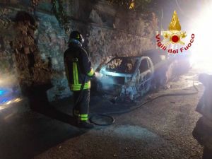 A fuoco 2 auto nella notte