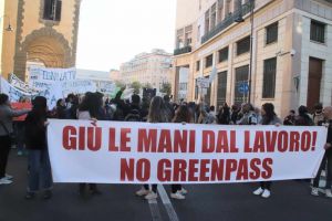 Scioperi, l'Italia non si ferma: pochi disagi, per i no green pass è un "mezzo flop". I malati aumentano del 23%