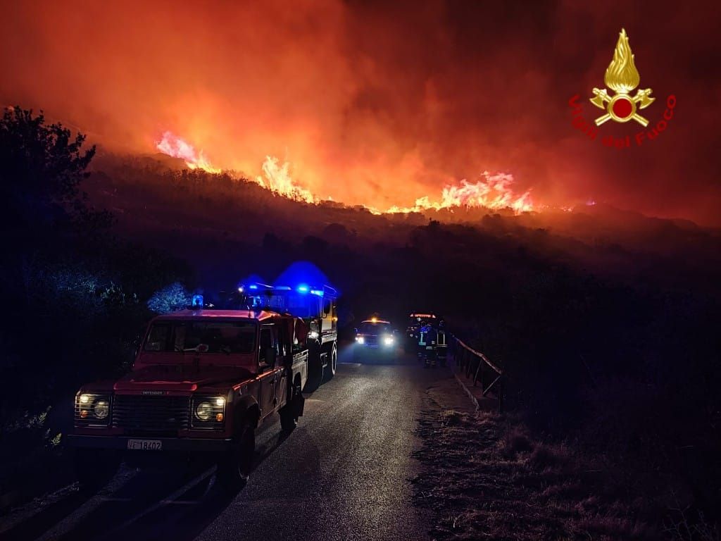 Elba, l'incendio boschivo a San Piero riprende vita, domato nella notte (Video)