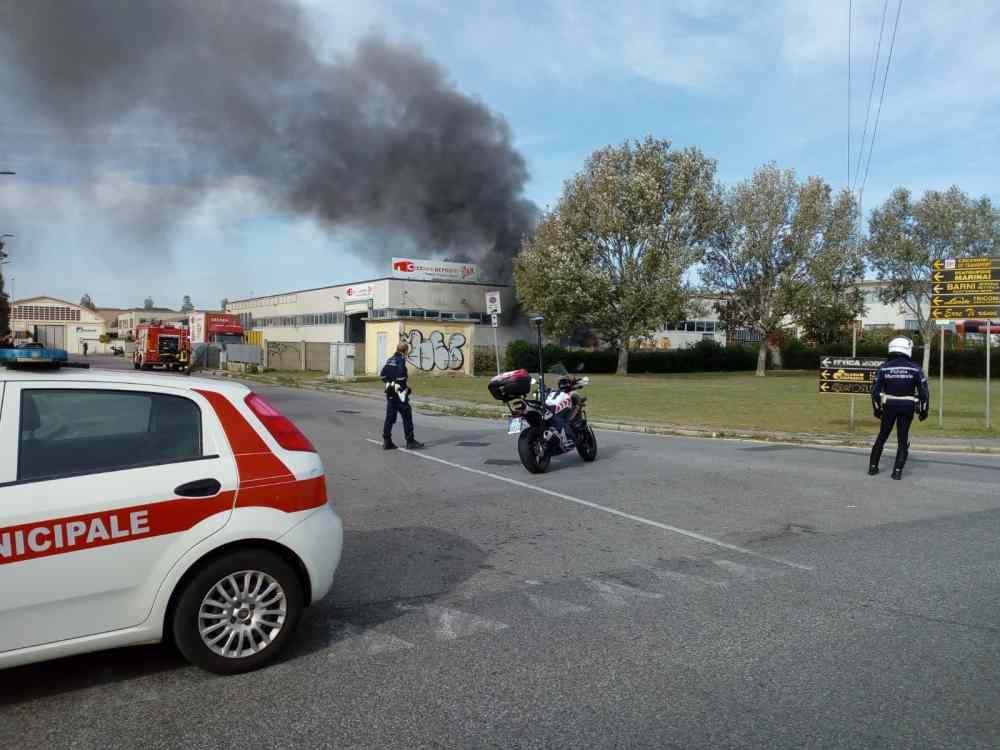 Incendio al Picchianti, brucia auto in un piazzale
