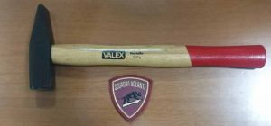 A giro in auto con un martello, denunciato