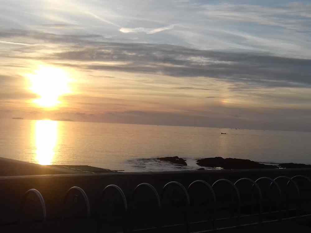 Tre Ponti, "Cane Solare" (Parelio) al tramonto e il suo riflesso nell'acqua (Foto)