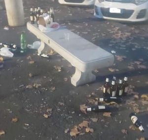 Piazza XX: Cumuli di bottiglie vuote, l'ennesimo grido di aiuto dei residenti