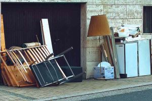 Abbandonato arredamento di casa in pieno centro con falsa attestazione ritiro Aamps