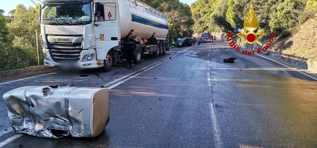 Frontale auto Camion cisterna: divelto serbatoio, gasolio in strada