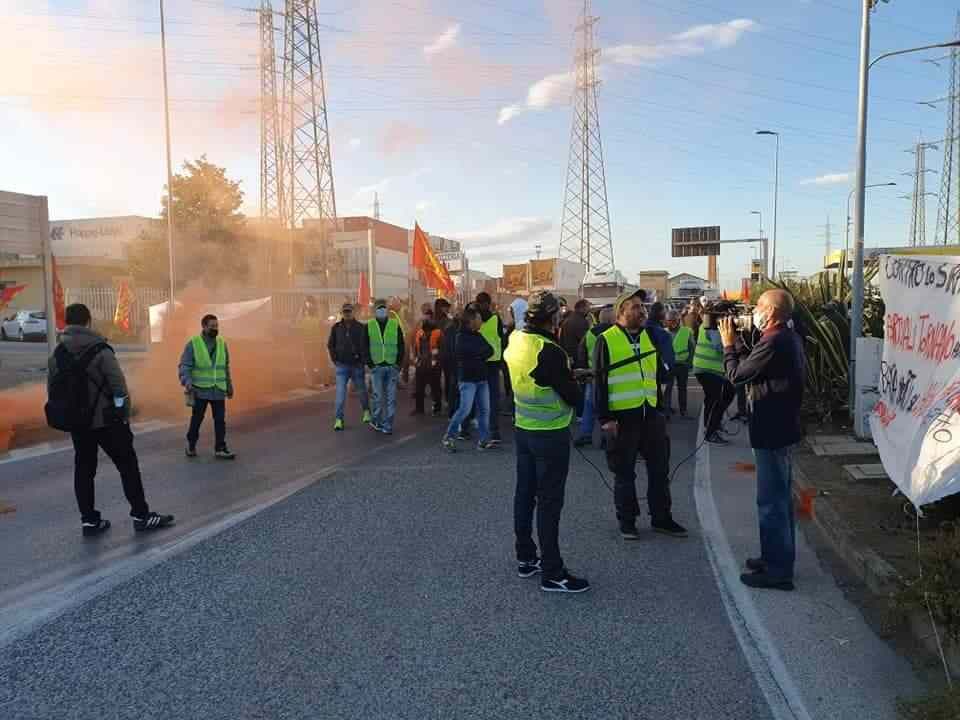 Sciopero Generale, manifestazione Usb. Traffico bloccato in via Leonardo da Vinci