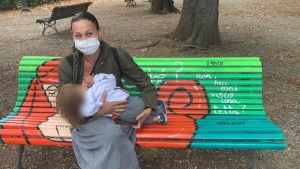 Settimana Allattamento Materno, presentate a Livorno quattro panchine decorate a tema