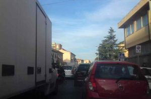 Controllo Green pass, Ospedale: in coda 20 minuti e mezzi contromano