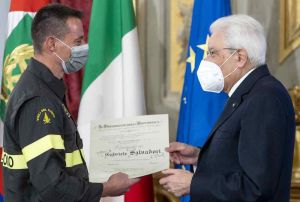 Il Presidente Mattarella premia Gabriele Salvadori per il suo atto eroico