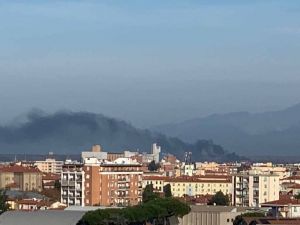 Intenso fumo nero avvistato da Livorno, ecco cos'era