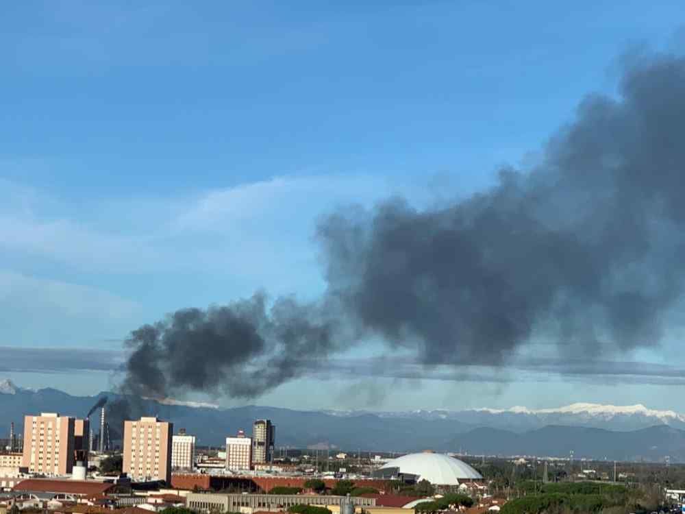 boato e fumo nero incendio alla raffineria eni tenete le finestre chiuse livornopress notizie livorno