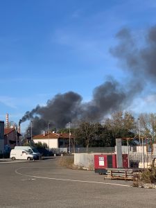 Boato e fumo nero, incendio alla raffineria Eni. "Tenete le finestre chiuse"
