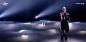 X Factor Live 4: Erio canta London Coling dei Clash, rischia l'eliminazione ma tre giudici lo salvano