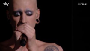 X Factor Live 5, Erio in semifinale con "Fegato" e “Bird Guhl”. Emma: "Felice di averti salvato"
