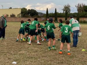 Sul prato del ‘Carlo Montano’ di via dei Pensieri, lo ‘storico’ stadio della palla ovale cittadina, hanno giocato, con la maglia biancoverde, qualche decennio fa, anche nel massimo campionato domestico, tra gli altri, il trequarti Gabriele Biagiotti e il pilone-tallonatore Matteo Carrai, due dei tre allenatori-educatori (il terzo è Piero Chiesa) attualmente alla guida della formazione del Livorno Rugby under 13. Tale rappresentativa labronica, composta da validi elementi nati negli anni 2009 e 2010, si è ritagliata spazio, da protagonista, proprio sul ‘mitico’ terreno ardenzino, per un riuscito raggruppamento, organizzato ed ospitato dalla stessa società delle Tre Rose. L’evento si è svolto nel pomeriggio di sabato 13 e, oltre ai padroni di casa, ha coinvolto Valdinievole, Piombino e Lucca. Il Livorno Rugby ha vinto tutti gli incontri disputati. Al di là dei dati numerici e delle mete messe a segno, il dato saliente del raggruppamento è relativo alla crescita evidenziata da tutti i 13 elementi schierati. Tutti e 13 si stanno divertendo con la palla ovale. I loro miglioramenti, grazie alla loro passione ed alla volontà evidenziate nel corso delle sedute settimanali, sono costanti. L’adrenalina relativa al campo ‘Montano’ (fino alla scorsa annata l’attività giovanile veniva effettuata sul sintetico del ‘Maneo’ di via Settembrini, l’altro impianto in gestione al club) sta regalando bellissime sensazioni. La stagione è iniziata e sta proseguendo sotto i migliori auspici. I 13 giocatori biancoverdi utilizzati dal terzetto Biagiotti – Chiesa – Carrai: Filippo Aspromonti, Matteo Bertini, Giovanni Campora, Filippo Carrai, Romeo Celi, Ugo Chiesa, Leonardo D’Ercole, Filippo Del Moro, Valentino Ferro, Jacopo Gambogi, Giulio Lenzi, Diego Padella, Giulio Pratesi.