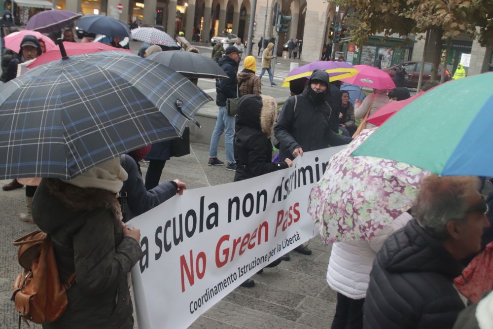 I #nogreenpass continuano a manifestare per le vie della città (Foto e Video)