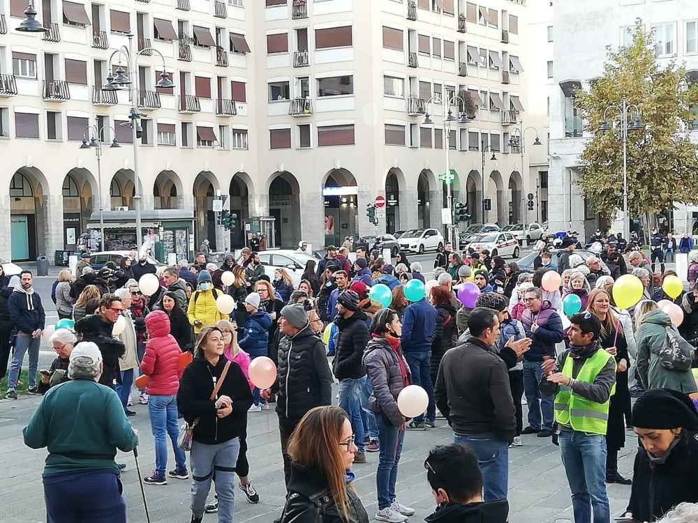 Altro sabato di protesta, trecento #NoGreenpass in corteo per le vie del centro