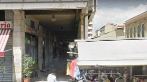 Paura e terrore in via Buontalenti, coltellate a un barista e attività devastata