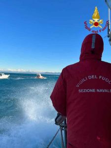 Barca a vela in panne al largo del Sassoscritto, intervento in corso dei vigili del fuoco