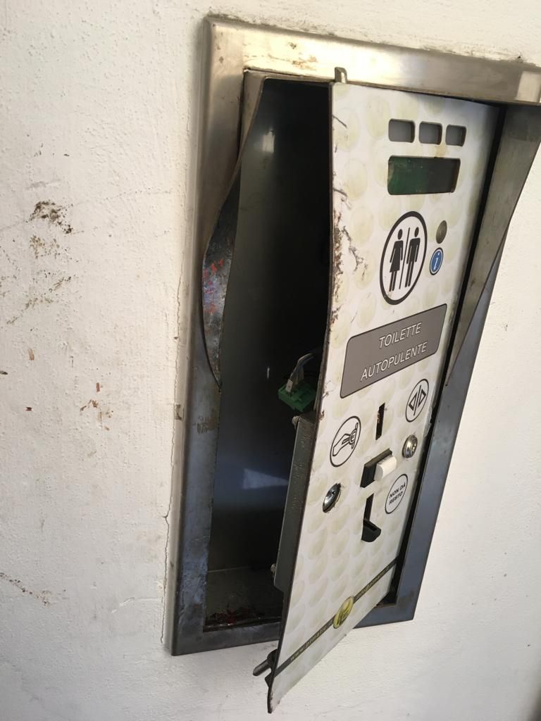 La segnalazione - Vandalizzato il bagno pubblico in Venezia