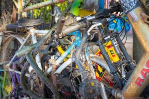 Operazioni antidegrado della Polizia Municipale Rimossi veicoli e biciclette abbandonate