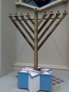 Omaggio floreale anonimo al Tempio ebraico nel giorno della memoria. La comunità ebraica ringrazia