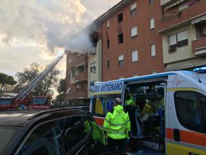 Incendio in via Perini, 2 persone in ospedale (Foto e video)