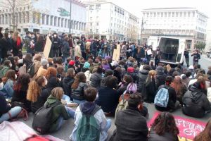 "La Scuola di Carta", manifestazione studentesca in piazza del Municipio (Foto e Video)
