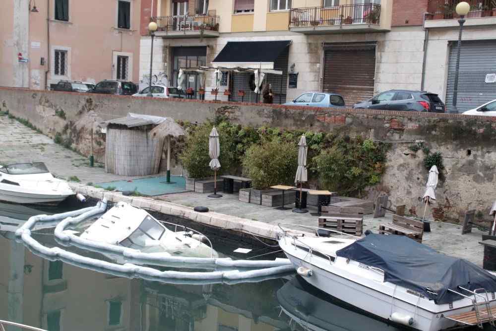 Bomba carta su una barca, affonda imbarcazione in via della Madonna