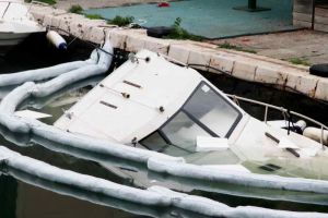 Bomba carta su una barca, affonda imbarcazione in via della Madonna