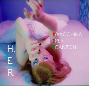 "Per dirsi mai" è il nuovo video di H.E.R., la violinista elettro-pop