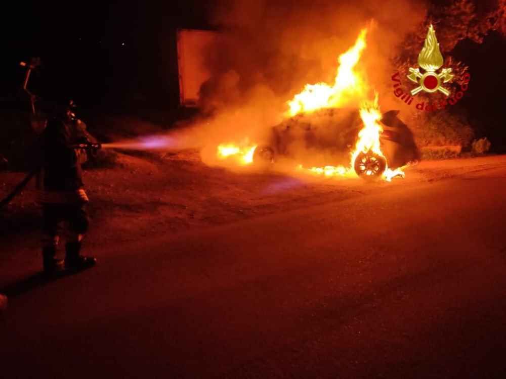 In fiamme auto all'Elba, duplice intervento dei vigili del fuoco in 15 minuti (Foto)
