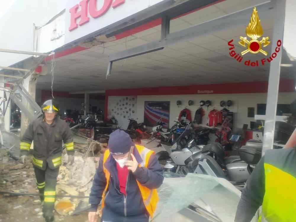 Le immagini della concessionaria moto distrutta da un'autocisterna
