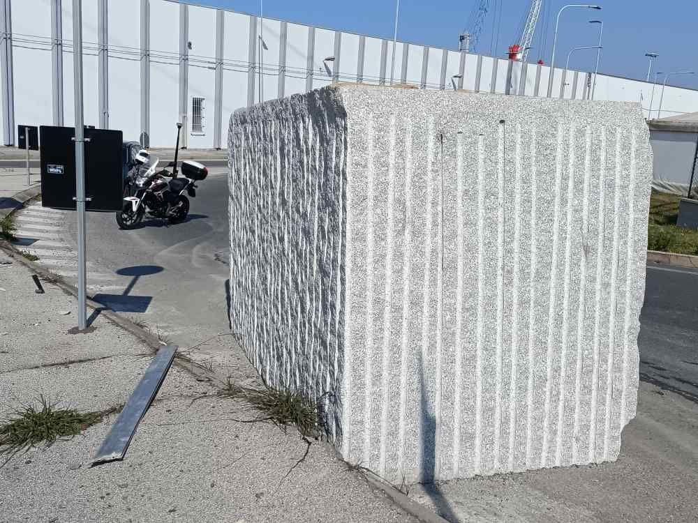 Camion perde enorme blocco di granito in via delle Cateratte