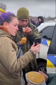 Giovane soldato russo catturato e rifocillato dalla popolazione chiama la madre e scoppia in lacrime (Video)