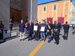 Gli studenti dell’artistico hanno regalato al Questore due opere da loro realizzate