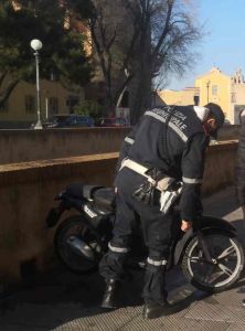 Recuperato lo scooter dal fondale del fosso sul viale Caprera (Foto)
