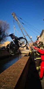 Recuperato lo scooter dal fondale del fosso sul viale Caprera (Foto)