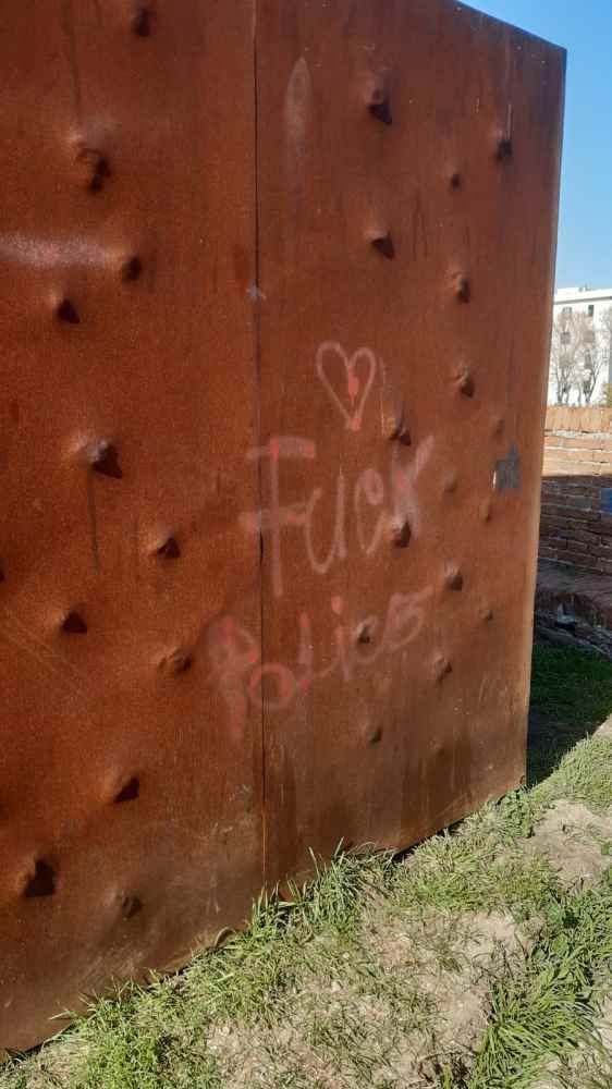 Scritte offensive sul monumento alle vittime del Moby Prince. La condanna del sindaco e le parole di Gazzetti