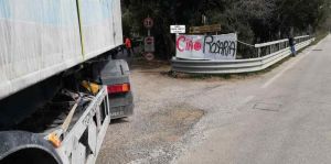 Limoncino: camion bloccato dai frontisti interviene la polizia (Foto)