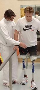 Christian Volpi è nuovamente in piedi, il primo giorno con le nuove protesi (Foto e video)