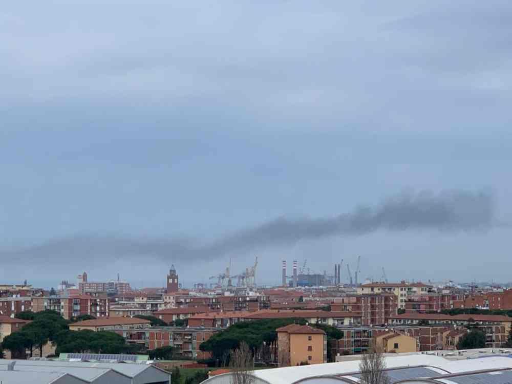 Fumo nero visto da mezza città, a fuoco forklift in porto
